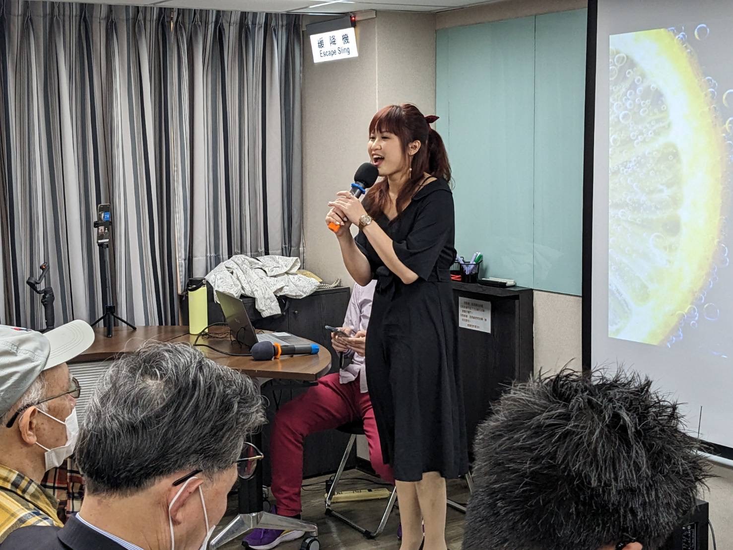 YUMI 於品牌發表會擔任主持人
